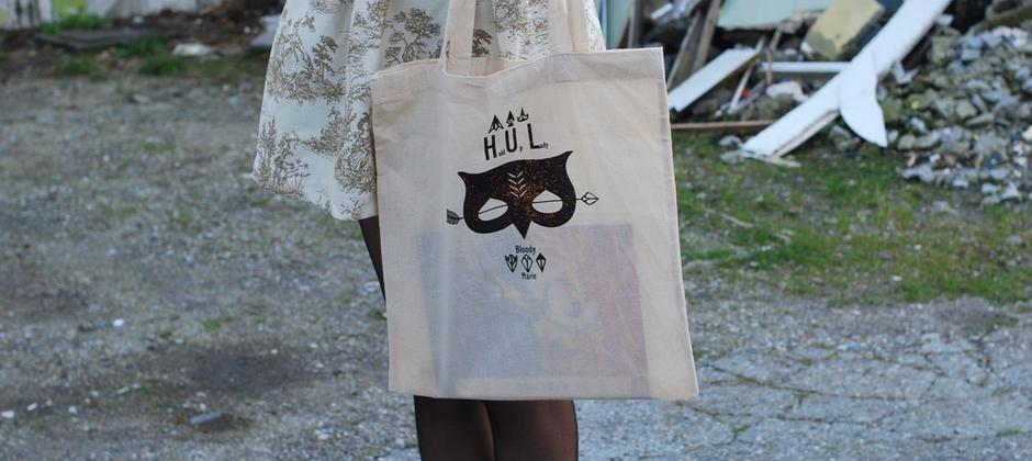 https://www.etsy.com/fr/shop/BloodyMarieShop?ref=si_shop 

https://www.facebook.com/pages/Bloody-Marie/121240251369806?ref=hl

http://bloody--marie.tumblr.com/

http://www.facebook.com/l.php?u=http%3A%2F%2Fwww.pinterest.com%2Fcontactbloodyma%2Fboards%2F&h=VAQFB0BnX&s=1